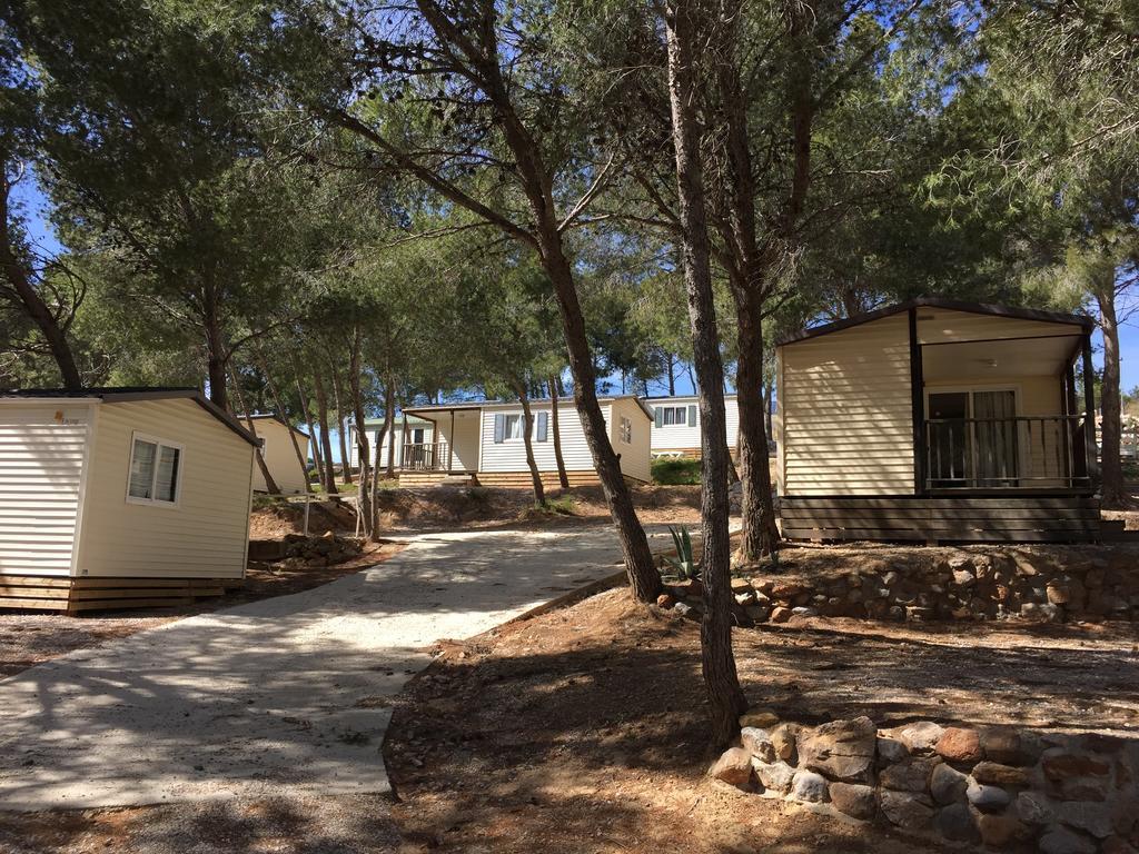 Camping Le Bois De Pins Salses le Chateau Ruang foto